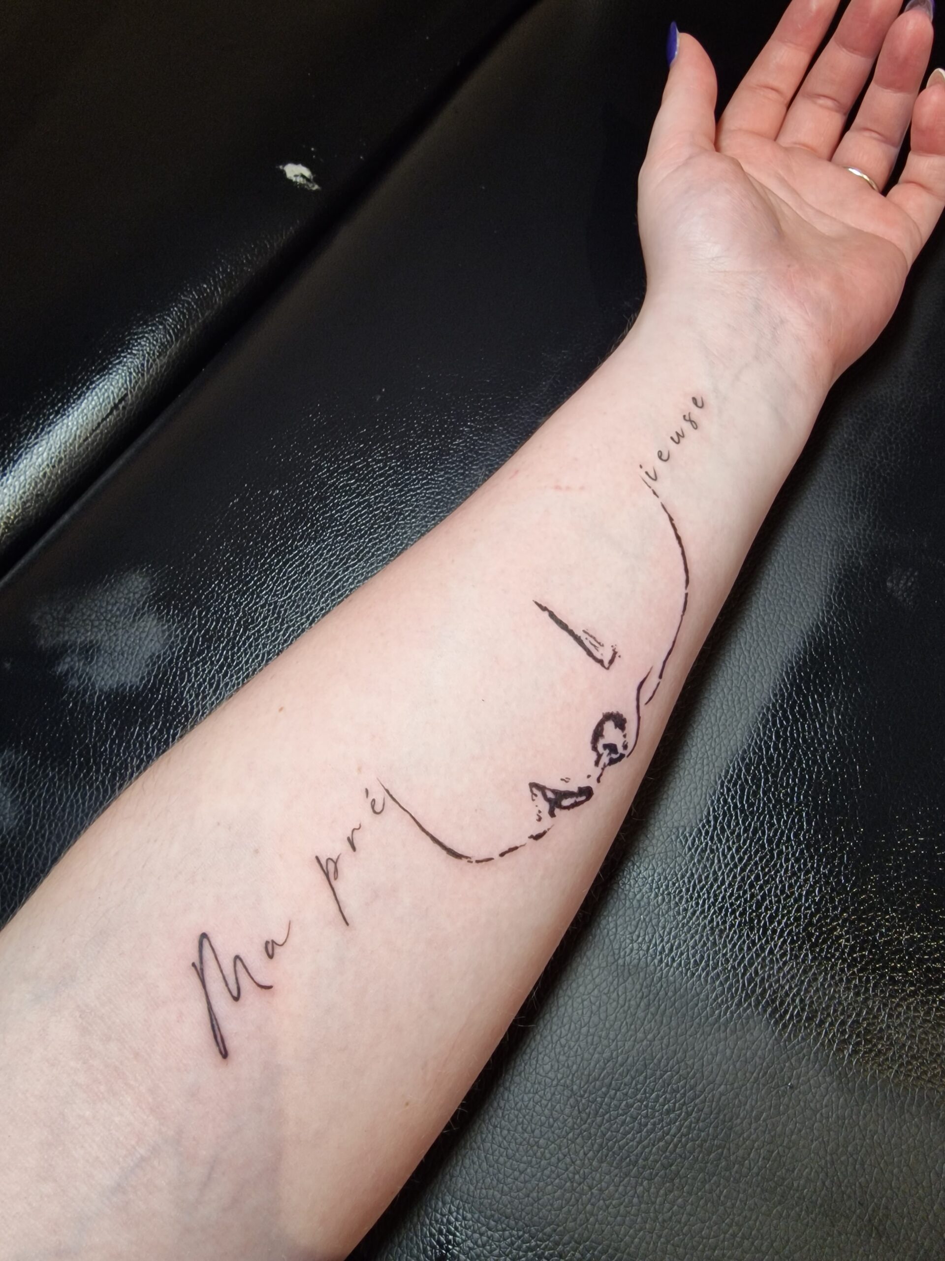 Tatouage texte calligraphié sur avant-bras, réalisé par Bymeloun à Épautheyres
