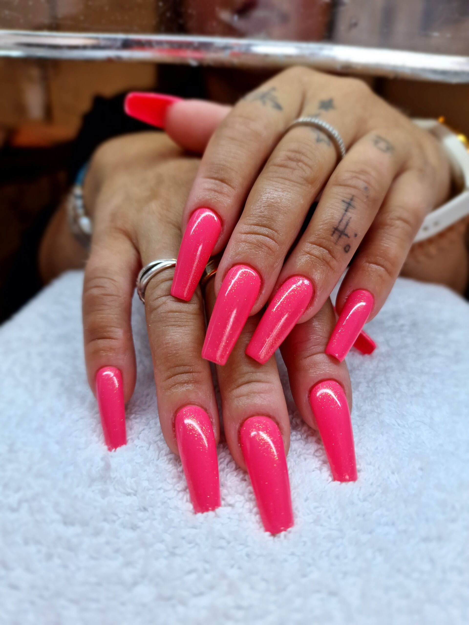 Manucure avec ongles longs en acrylique rose vif, design par Nail's Art By Meloun