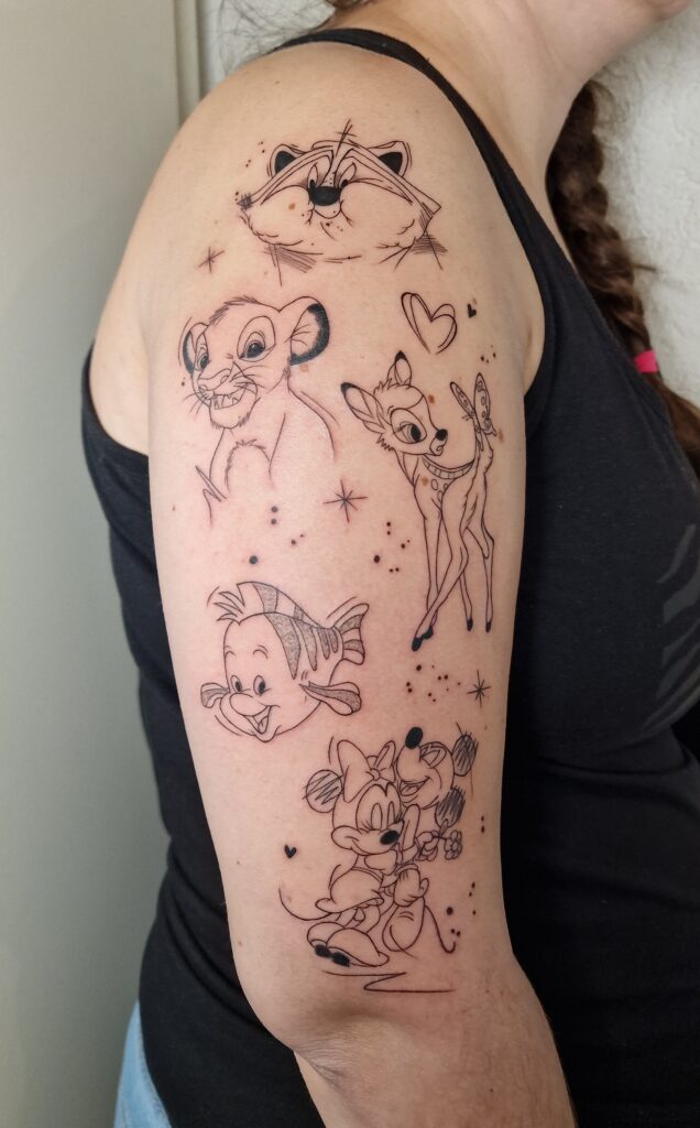 Tatouage inspiré de personnages Disney sur le bras, réalisé par By Meloun