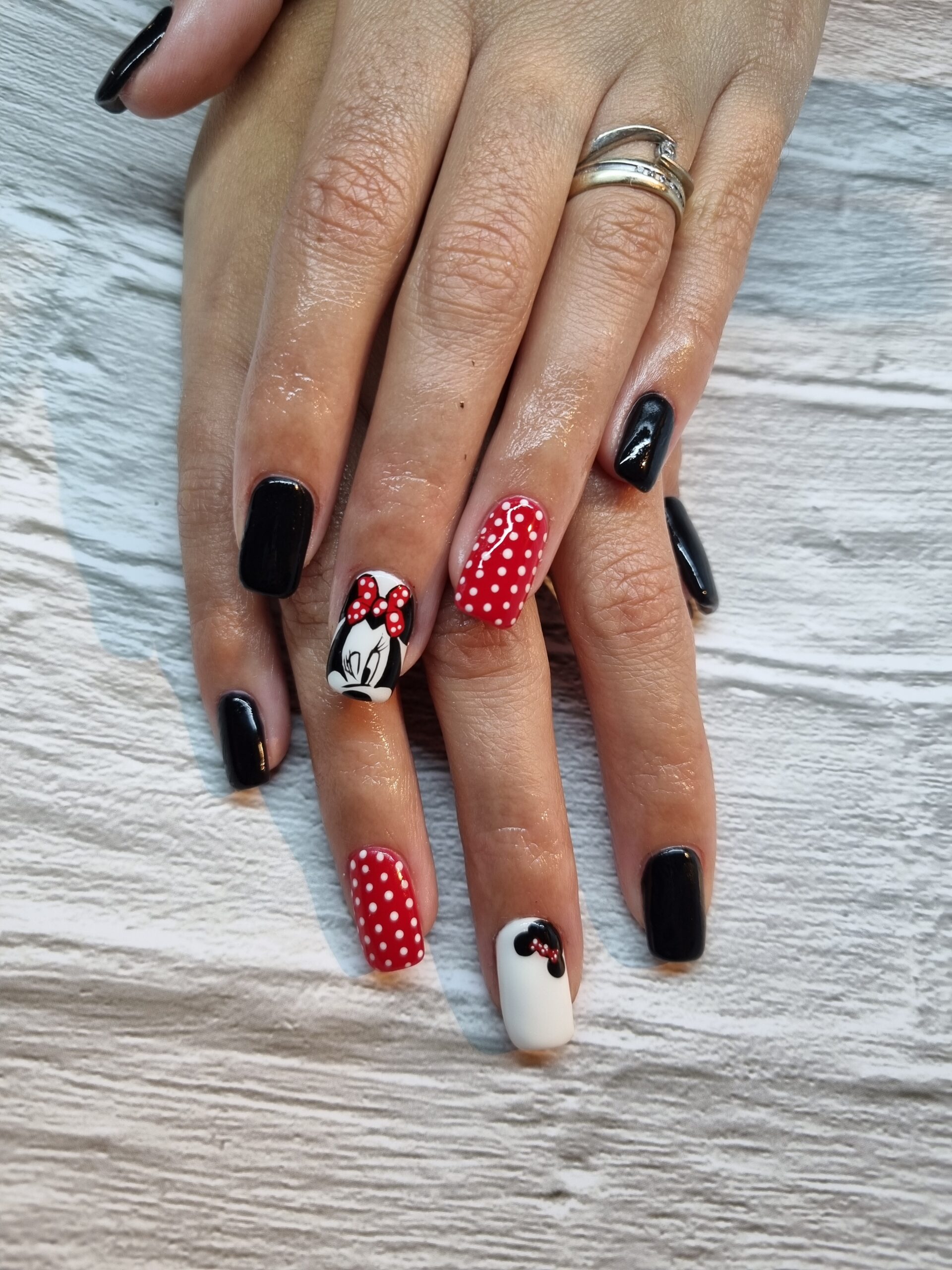 Manucure avec ongles noirs, rouges et blancs avec motifs en dentelle, réalisée par Nail's Art By Meloun à Épautheyres