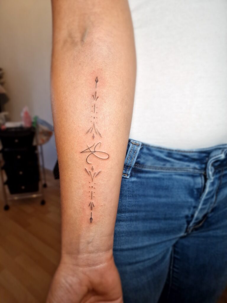 Avant-bras tatoué avec un design minimaliste, réalisé par By Meloun