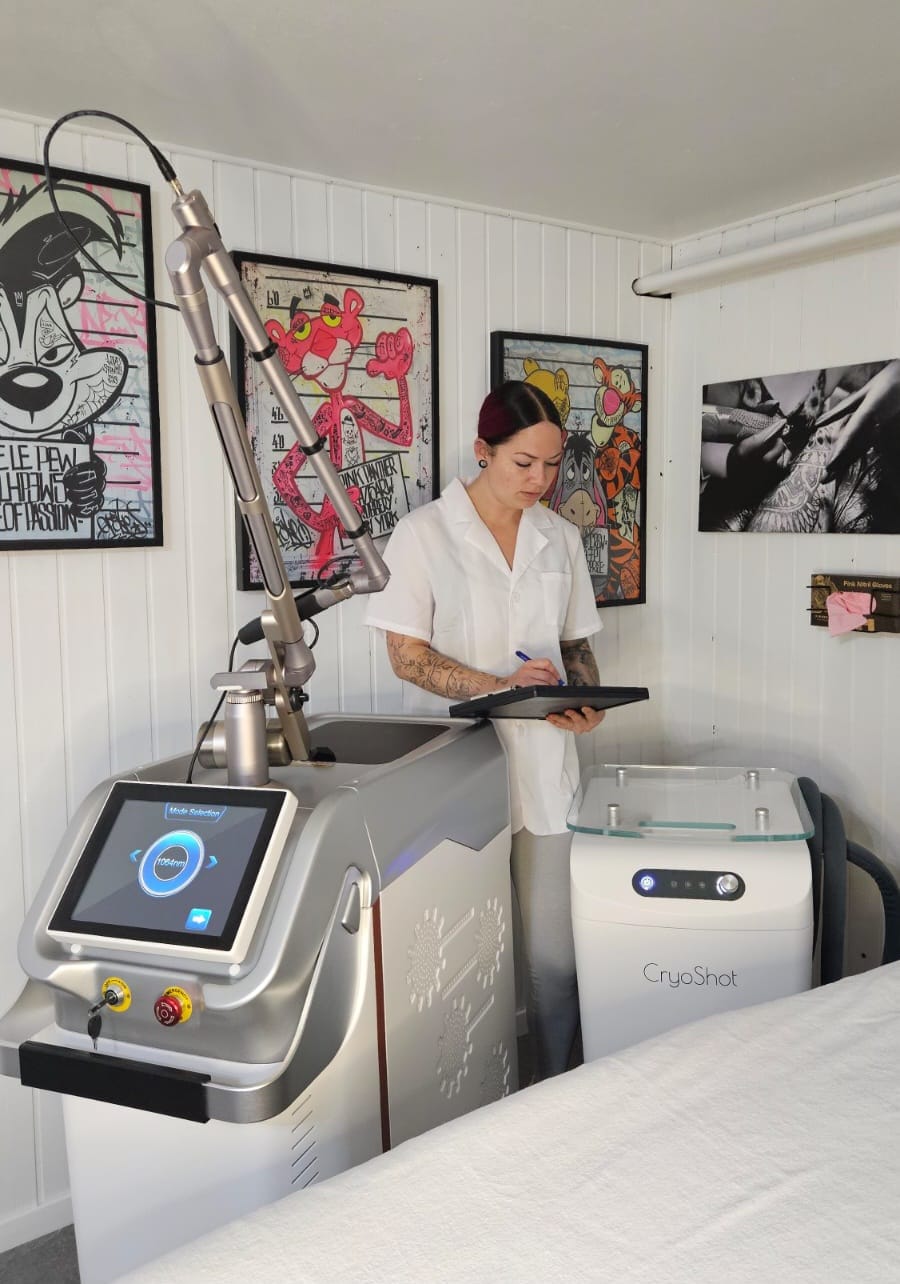 Mélanie, détatoueuse certifiée O-LRNIS, réalisant un détatouage laser avec le Picofocus Nd:YAG et le Cryoshot au studio By Meloun à Épautheyres.